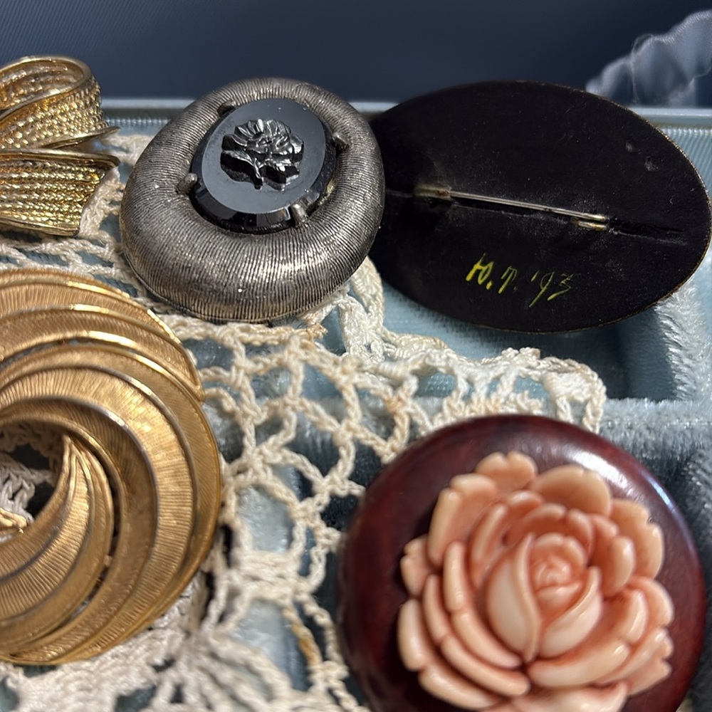 Vintage Brooch Set with Floral and Gold Designs
(9) - Picture 4 of 8